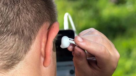 Según la OMS, no se debe sobrepasar el 60 % del nivel máximo de sonido de los auriculares. Imagen ilustrativa / Web