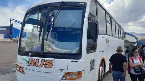 Los Andes | Iban a Chile en un presunto tour de compras, pero les secuestraron el colectivo por que estaba en mal estado y tenía varias irregularidades. Foto Gentileza