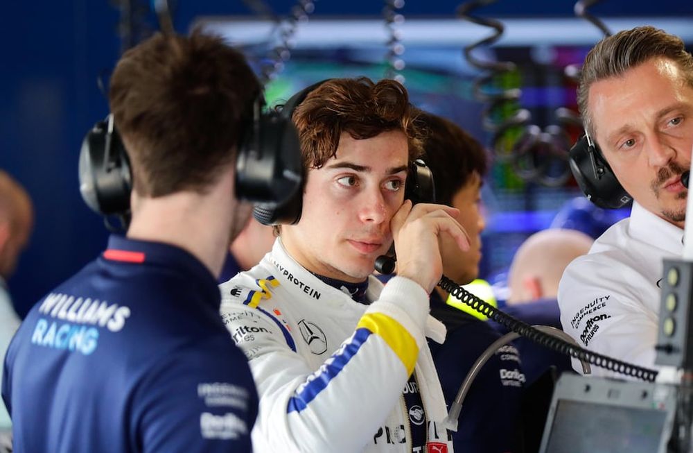 AME3704. SAO PAULO (BRASIL), 01/11/2024.- El piloto argentino de la escudería Williams, Franco Colapinto (c), participa durante la primera sesión de entrenamientos del Gran Premio de Fórmula Uno de Brasil en el circuito de Interlagos este viernes, en Sao Paulo (Brasil). EFE/ Andre Coelho