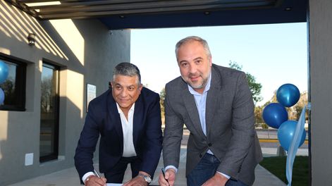 El intendente de Maipú, Matías Stevanato, firmó la donación de hectáreas del Parque Metropolitano con el sindicalista Fernando Ligorria (CEC).