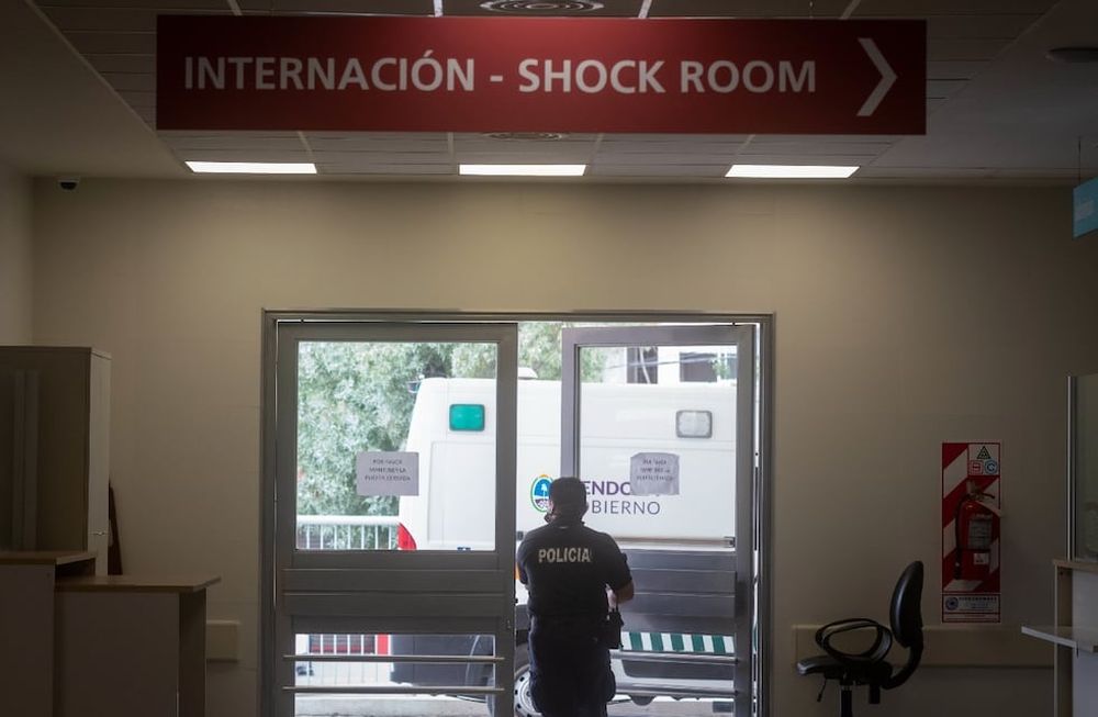 Policía en hospital Central / Archivo Los Andes