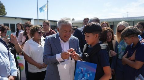 Alfredo Cornejo abrió el ciclo lectivo en una escuela de Lavalle. Foto: Gobierno de Mendoza.