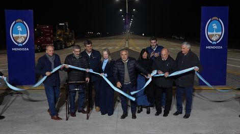 A pesar de que todavía atraviesa un proceso de recuperación de su salud, el intendente de Rivadavia, Ricardo Mansur, no se quiso perder la inauguración de una obra clave para su departamento: la doble vía del Este. No sólo participó del acto junto al gobernador Alfredo Cornejo y sus pares de San Martín, Raúl Rufeil, y de Junín, Mario Abed, sino que en plan cacique hasta reclamó más celeridad con las obras.