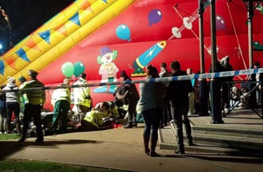 Ocho niños resultaron heridos al derrumbarse un tobogán inflable en Inglaterra