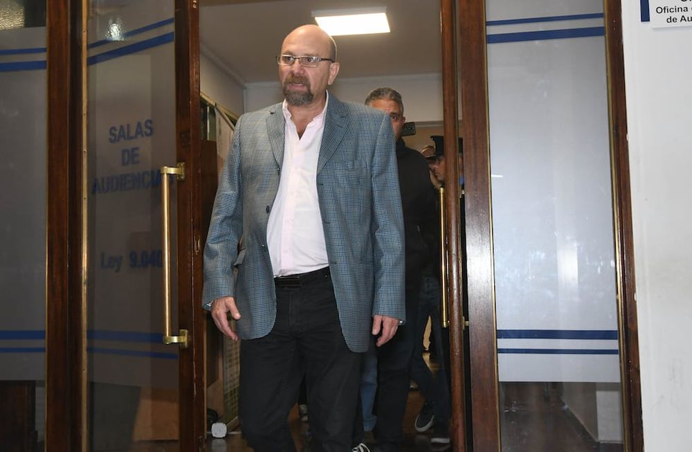Juicio Luis Lobos Luis Lobos ex intendente de Guaymallen y su esposa Claudia Sgro salen de  la sala N°4 de Tribunales despues de  escuchar la sentencia en la que estan acusados por fraude a la administracion publica. Foto: Jose Gutierrez / Los Andes
