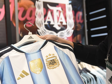 La camiseta de la Selección es el producto más buscado por los hinchas mendocinos desde el inicio del Mundial.
