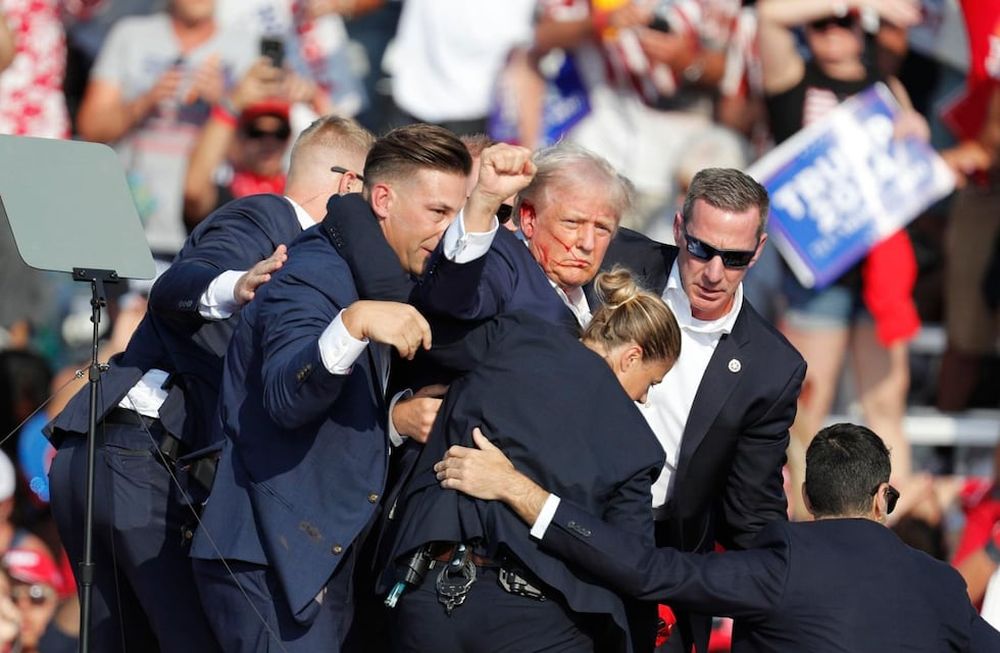 El expresidente estadounidense Donald Trump es evacuado del escenario por el servicio secreto después de un incidente durante un mitin de campaña en el Butler Farm Show Inc. en Butler, Pensilvania (EE.UU.). EFE/David Maxwell.