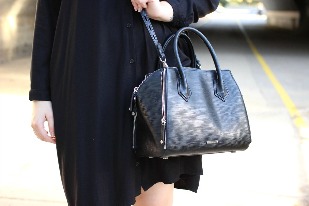 La moda que reemplaza a la cartera tradicional