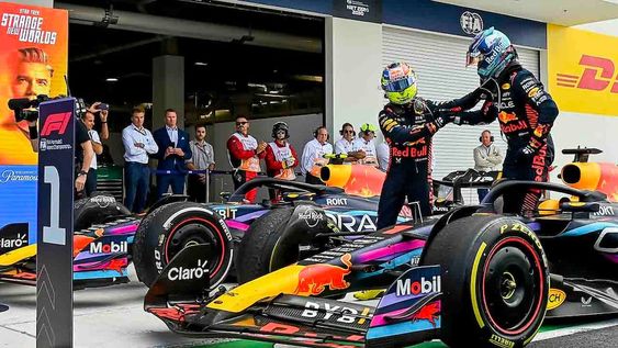 El segundo clasificado, el mexicano de Fórmula 1 Sergio Pérez, felicita al ganador, el piloto holandés Max Verstappen en el Gran Premio de Fórmula 1 de Miami. / EFE