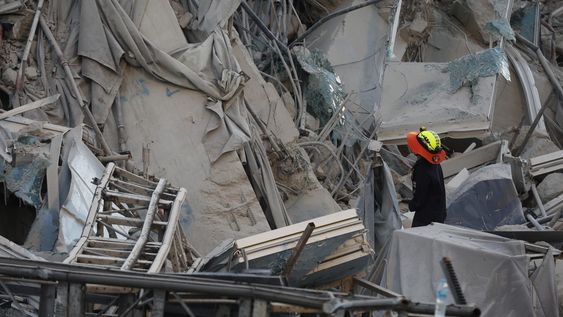 Un equipo de rescate busca supervivientes en el lugar del derrumbe de un edificio tras un terremoto en Bangkok, Tailandia