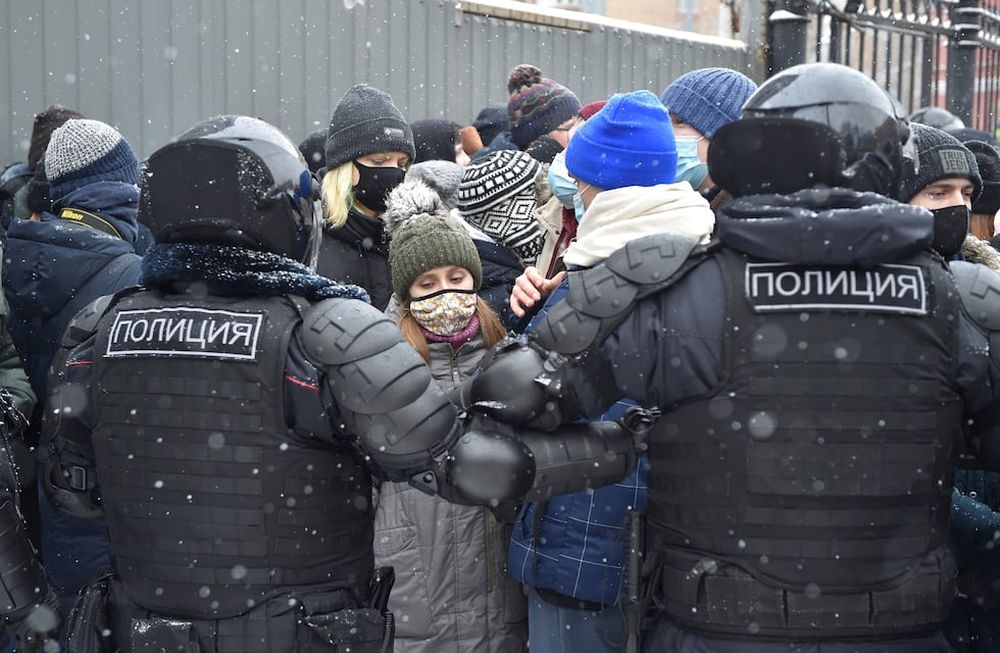 Cientos de personas fueron detenidas en medio de las protestas que exigían la liberación del opositor Alexei Navalny. AP