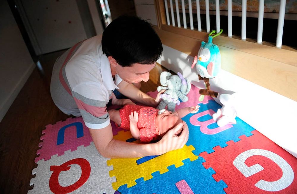 Convivientes que trabajen en la administración pública, sin importar el género, podrán compartir su licencia total o parcialmente. Foto: Clarín