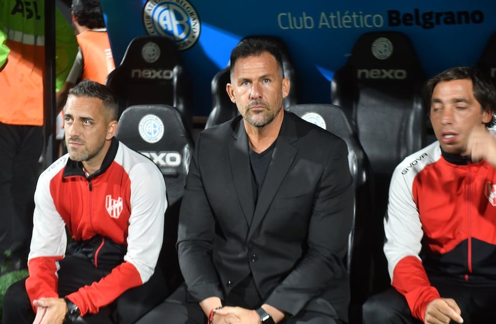 El ex técnico de Instituto Diego Dabove en el partido contra Belgrano en Alberdi