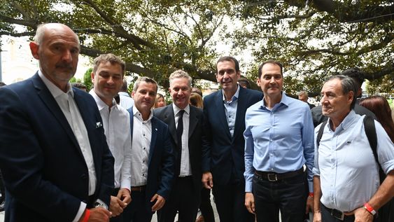 En el seminario a favor de Javier Milei marcaron presencia el ministro de la Producción Rodolfo Vargas Arizu, el empresario y directivo de la UIA Mauricio Badaloni, y Gustavo Barachini, junto a los diputados radicales con peluca Francisco Monti (Catamarca), Mariano Campero (Tucumán) y Pablo Cervi (Neuquén).