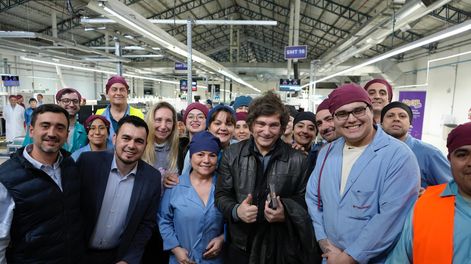Milei fue de campaña a Tierra del Fuego y recorrió la fábrica de Newsan.