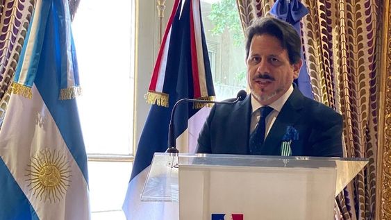 El maestro Sebastiano De Filippi recibió el reconocimiento cultural del gobierno francés en la Embajada por su extenso aporte musical a nivel mundial.