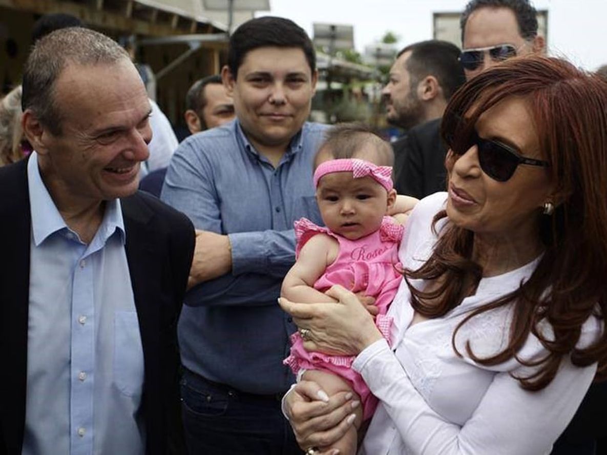 Cristina Fernández en campaña con un bebé en brazos.