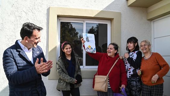 Trece familias más del departamento recibieron la casa propia