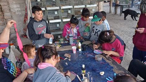 Decenas de niños reciben clases de apoyo en el Gran Mendoza a través de la ONG Generando Puentes. | Foto: gentileza