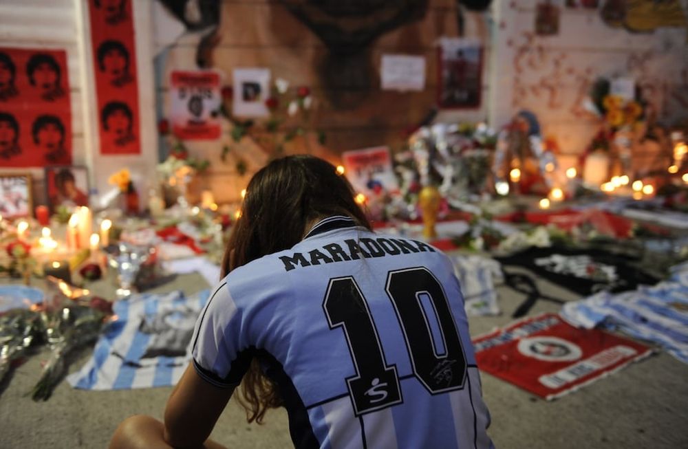 Homenaje y dolor en la cancha de Argentinos Juniors el día que murió Diego Armando Maradona, el 25 de noviembre de 2020. Foto: Federico Lopez Claro