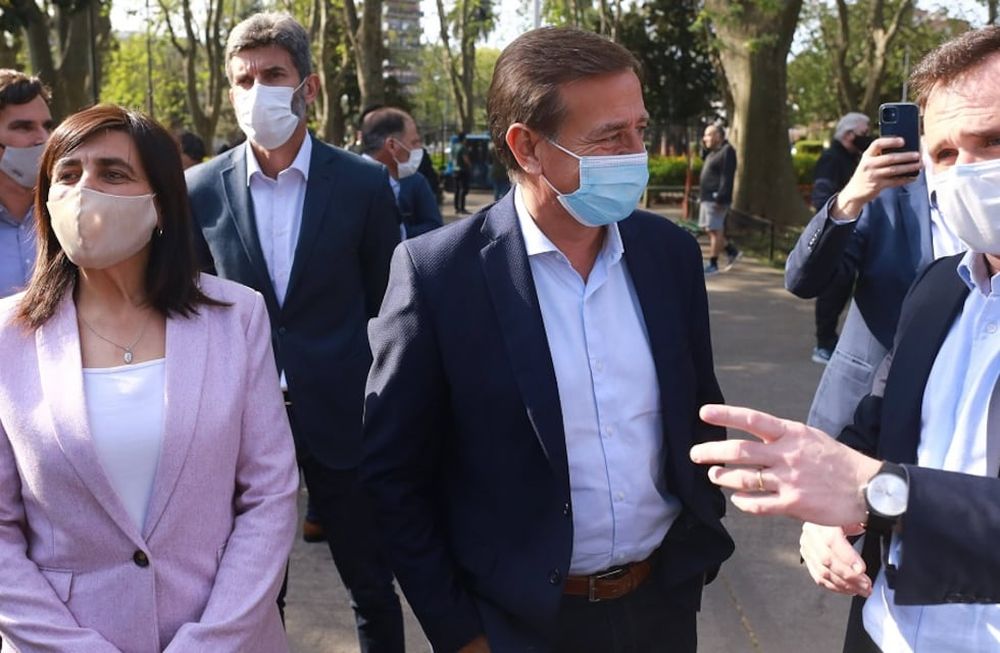 La Ministra de Cultura, Mariana Juri y el gobernador de Mendozxa, Rodolfo Suarez en la Plaza Arenales al dejar inaugurado el Distrito del Vino.