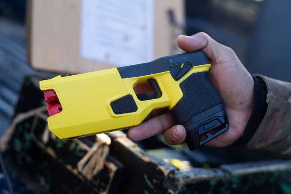 El Gobierno compró un centenar de pistolas Taser.