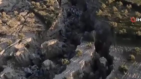 Esta línea ha aparecido en la superficie terrestre en el entorno de Nurdagi, Turquía y atraviesa las autopistas, granjas y áreas residenciales. Gentileza: 20 minutos.