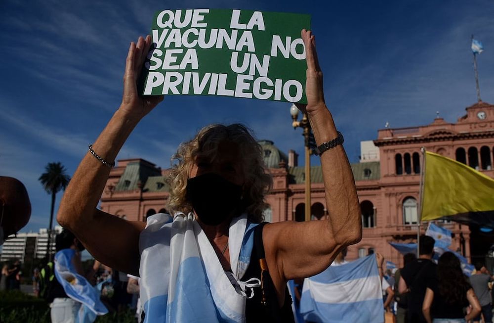 Miles de personas se reunieron en Buenos Aires en contra de la vacunación VIP.