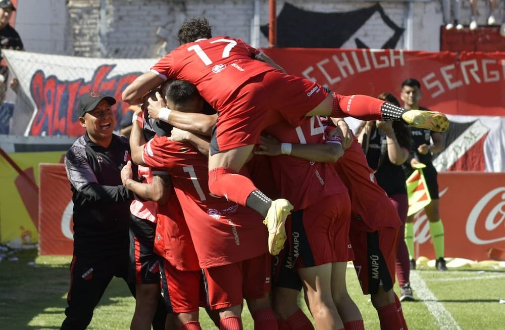 Todo Deportivo Maipú festeja el segundo gol de Rubens Sambueza / Orlando Pelichotti.