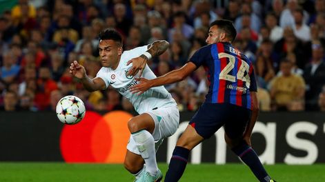 Lautaro Martínez, delantero de Inter, en el partido ante Barcelona por la Champions. (AP)
