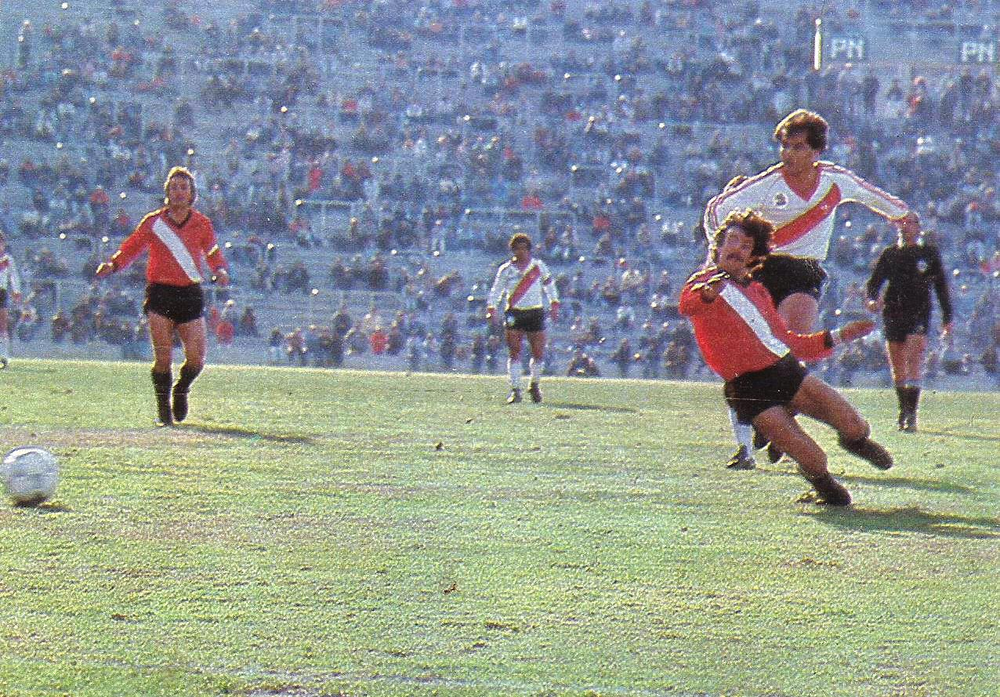 En segundo plano, Dante Pralong observa el cruce entre Ramón Centurión y Francisco Marabelli. Amistoso en 1987 entre Maipú 0 - River 3.