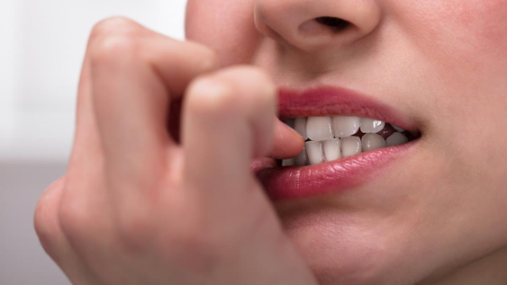 Qué significa morderte las uñas sin darte cuenta, según la psicología
