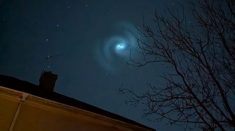 Así se vio el espiral azul en Europa, publicado en las redes sociales.&nbsp;