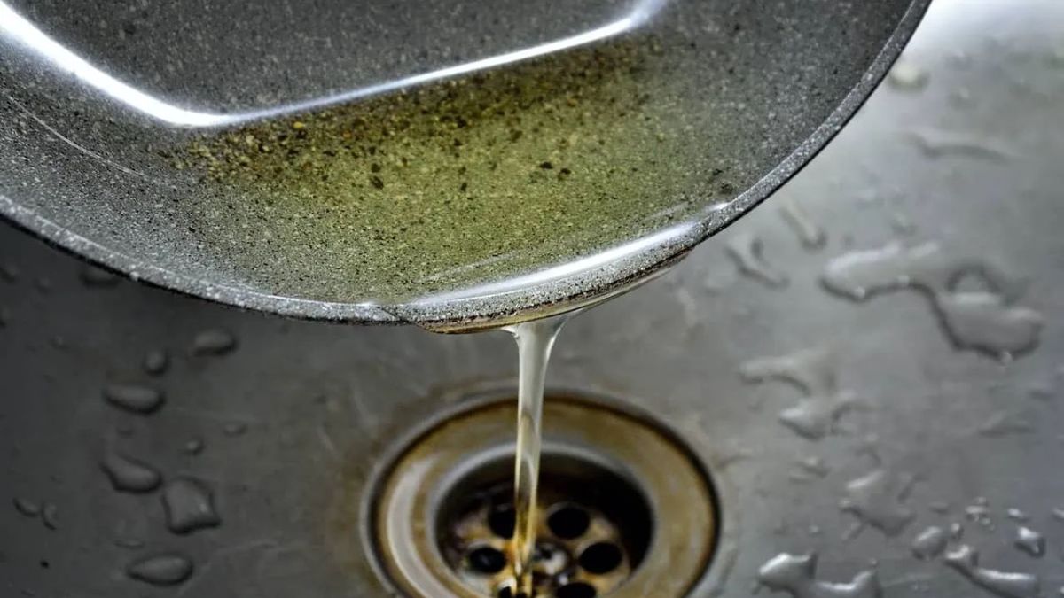 Cómo desechar el aceite de cocina sin tirarlo por el desagüe: el truco simple que evita obstrucciones