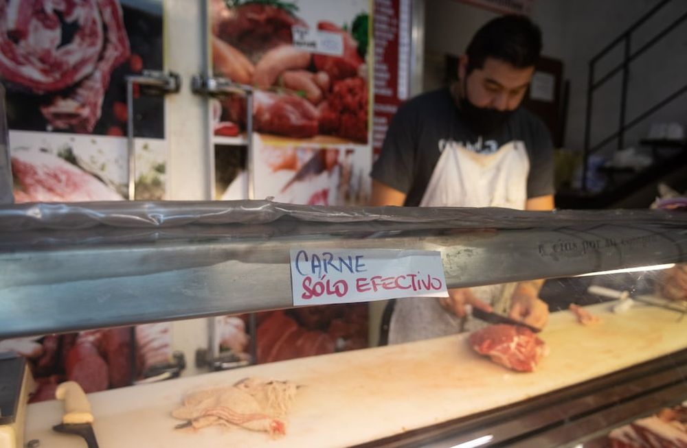 El precio de la carne no para de subir y en algunas carnicerías de Mendoza ya se vende a $1000 el Kg. El Gobierno Nacional espera alcanzar un acuerdo para ofrecer algunos cortes a mitad de precio antes de las fiestas. / Ignacio Blanco