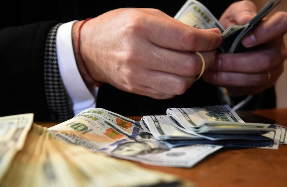 El dólar blue se disparó en Mendoza y ya roza los $340