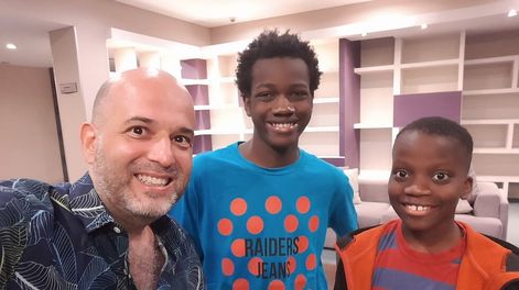 Los Andes | Daniel Rueda y sus hijos, Mackenson y Emmanuel. En enero se cumplirán 7 años desde que los chicos llegaron de Haití tras ser adoptados. Foto: Gentileza Daniel Rueda.