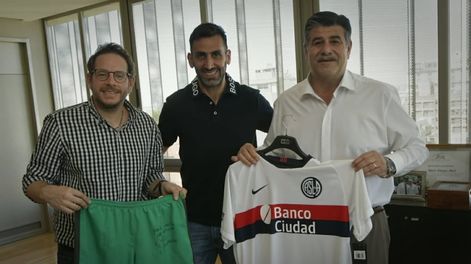 Los Andes | El corazón cuervo es lo único que une la grieta. El lunes, el senador Lucas Ilardo y el vicegobernador Mario Abed, participaron del un homenaje al arquero de San Lorenzo Sebastián Torrico. Foto: Orlando Pelichotti