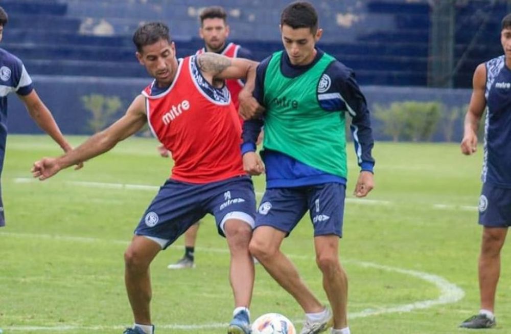 Facundo Fabello (pechera roja), de Independiente Rivadavia. /Gentileza-Redes