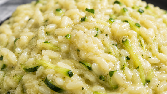 no cocines el zucchini antes: el risotto queda mucho mas cremoso