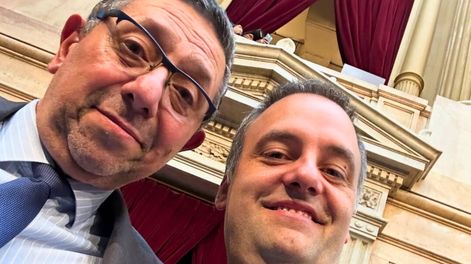 Javier Herrera Bravo, exsecretario de Legal y Técnica de la Nación, junto al vocero presidencial Manuel Adorni.