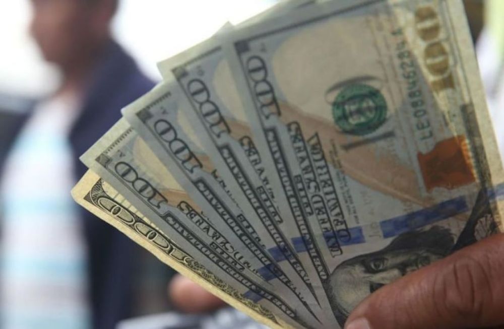 El dólar subió 14 centavos y cerró a $58,20, sin intervención del BCRA