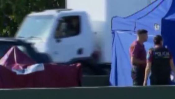 Todo se inició en la calle Carabobo cuando un automóvil Peugeot 207, en el que viajaban tres personas, detuvo su marcha por un altercado. Foto: Captura video TN.