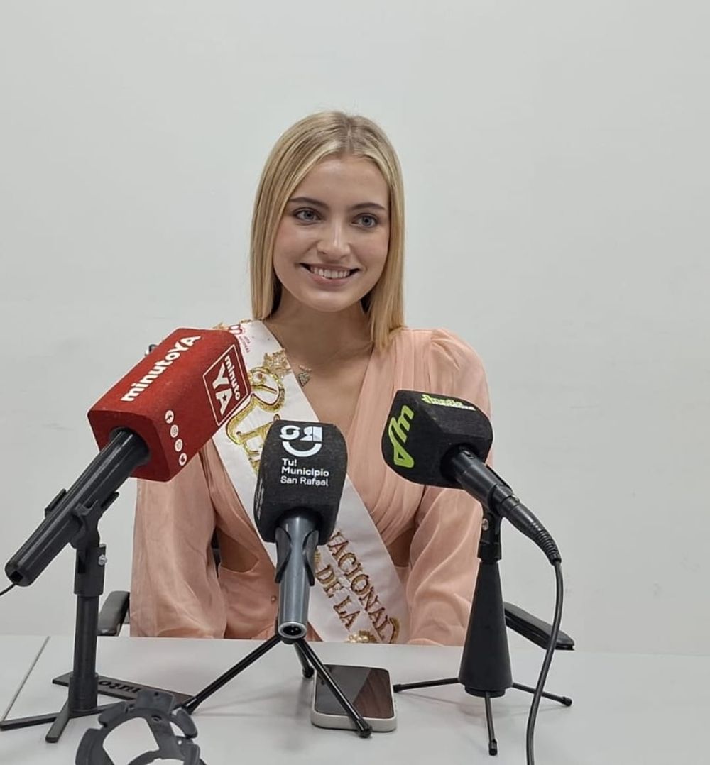 La Reina Nacional de la Vendimia, Azul Antolínez, durante la conferencia de prensa 