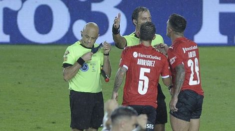 Mauro Vigliano. El árbitro le dio un polémico penal a Racing en el clásico. (Fotobaires)