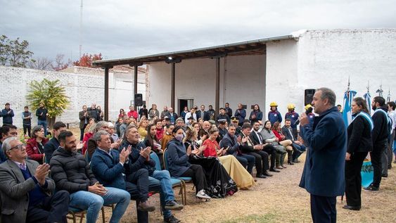El intendente Matías Stevanato habla en el acto oficial por el 164 aniversario de la creación de Maipú. En primera fila están Adolfo y Alejandro Bermejo.