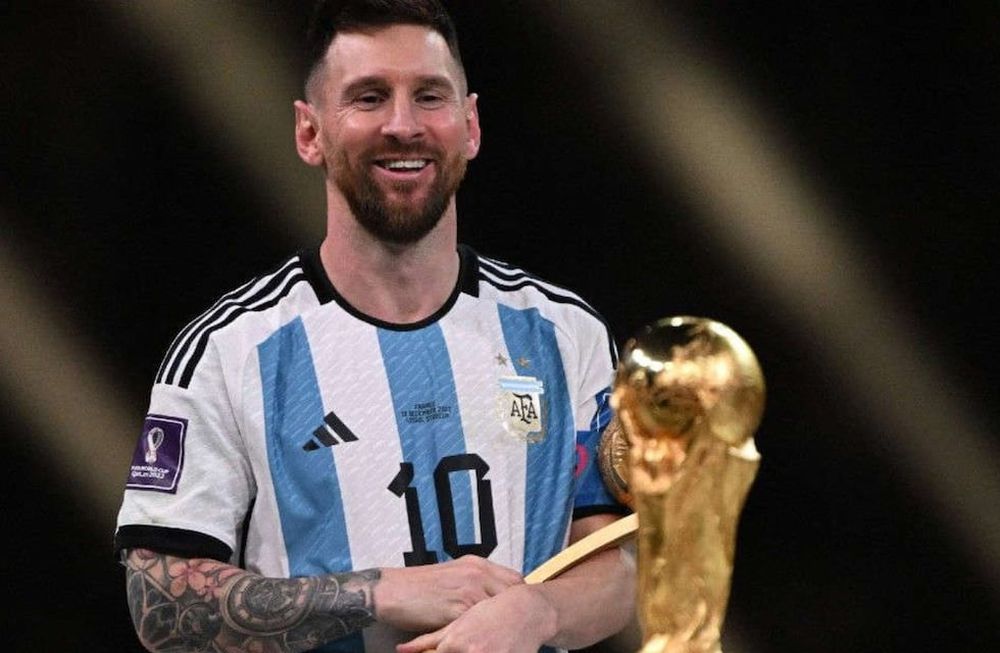 Lionel Messi con la Copa del Mundo
