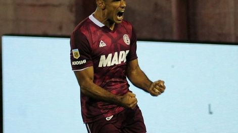 El goleador eterno de Lanús, José Sand, estampó una vez más, su nombre en la red. / Gentileza.