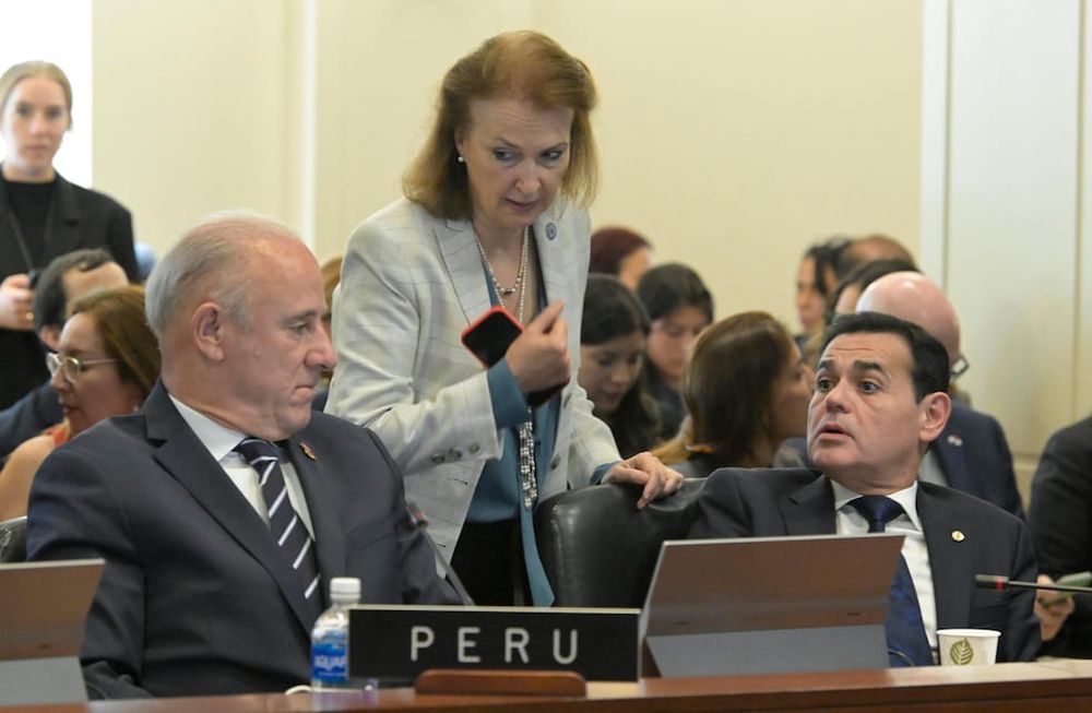 La canciller de Argentina, Diana Mondino; el canciller de Paraguay, Rubén Ramírez Lescano (d), y el canciller de Perú, Javier Gonzalez Olaechea (i), participan en una sesión extraordinaria de la Organización de Estados Americanos, este miércoles en Washington (Estados Unidos). Una resolución que exigía a las autoridades de Venezuela publicar de inmediato las actas de las elecciones del domingo no alcanzó este miércoles los apoyos necesarios para ser aprobada por el Consejo Permanente de la Organización de los Estados Americanos (OEA), luego de que se abstuvieran naciones como Brasil, Colombia y México. EFE/ Lenin Nolly