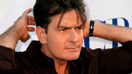 De no creer: Charlie Sheen atacó a su dentista con un cuchillo